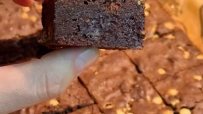 ÇİKOLATALI BROWNİ Malzemeler 3 adet yumurta 1 su bardağı toz