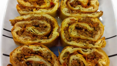 Lahmacun börek 3 adet yufka İçi için; 300 gram kıyma