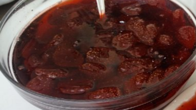 Çilek Reçeli Malzemeler: 2,5 kg çilek 2 kg şeker Çileklerin