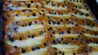 Soslu Elmalı Kek Malzemeler: 4 yumurta 1 su bardağı şeker