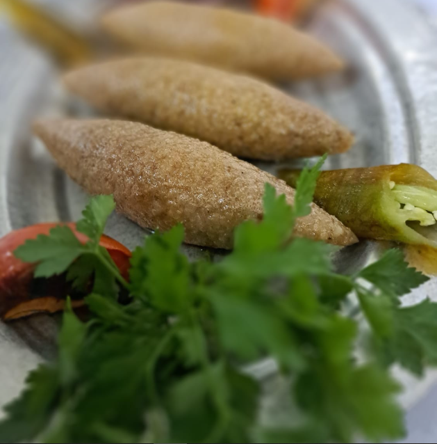 İÇLİ KÖFTE TARİFİ Malzemeler: İç malzemesi 500 gr az yağlı