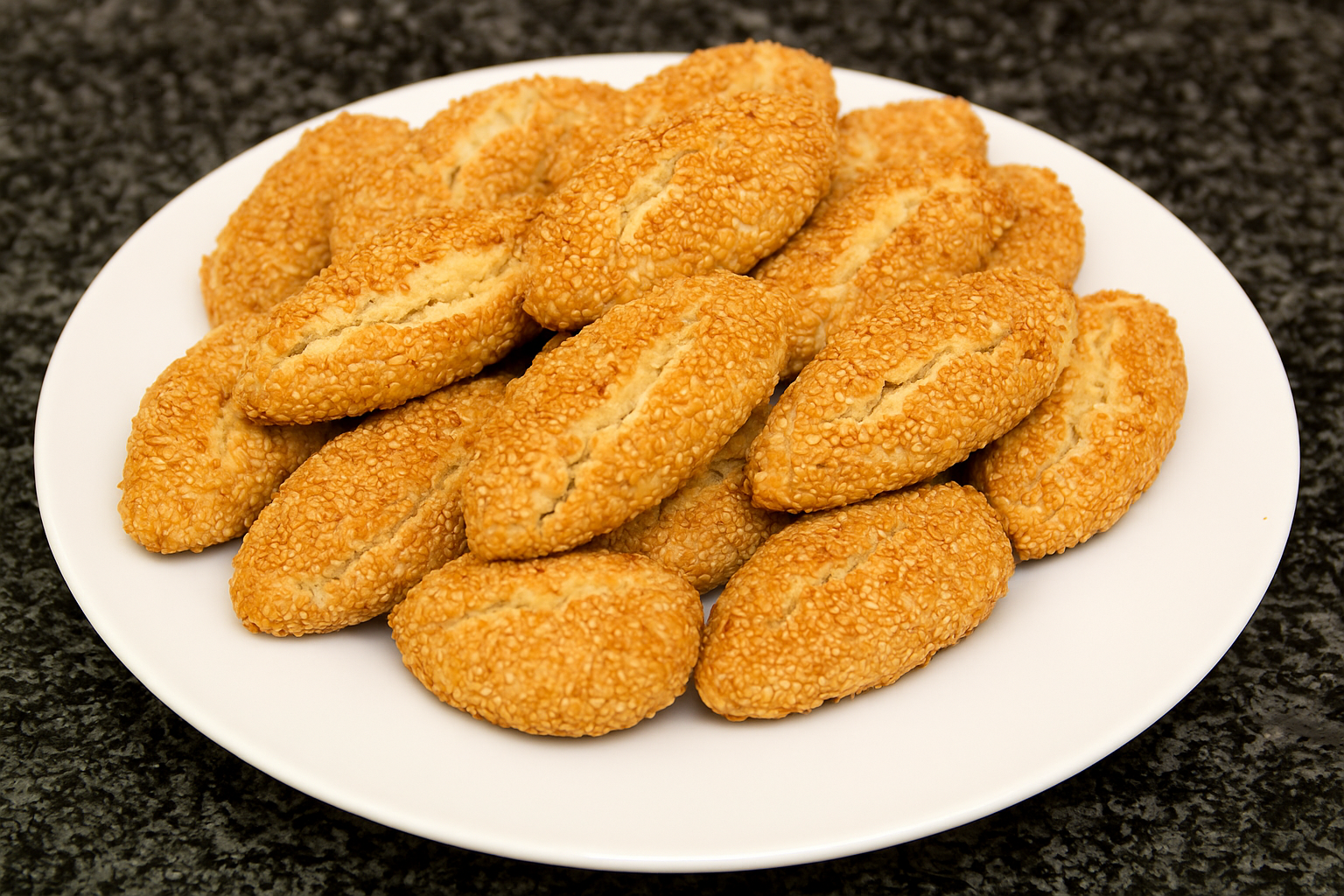 Dışı kıyır kıyır, içi yumuşacık ve bol susamlı kurabiyeler