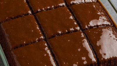 Bol Soslu Islak Kek Malzemeler: 3 adet yumurta 1 su