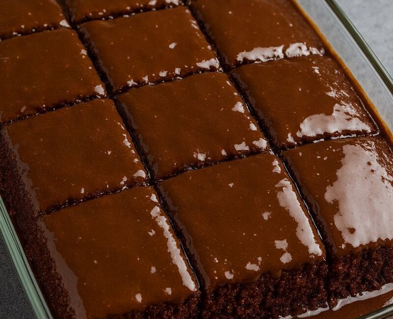 Bol Soslu Islak Kek Malzemeler: 3 adet yumurta 1 su