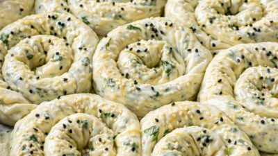 El Açması Tepsi Böreği Tarifi Hamuru İçin 5 su bardağı