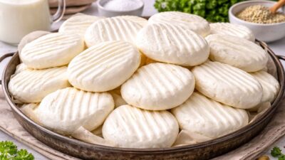 Ev yapımı köy peyniri, katkısız yapısı, yumuşak dokusu ve doğal