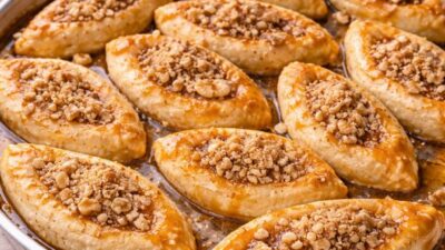 Muğla Usulü Lorlu Tatlı Tarifi Muğla Usulü Lorlu Tatlı Tarifi Malzemeler Hamuru için: 2 su