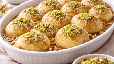 Kül Tatlısı Farklı Lezzet Şerbetli Yumuşak Tatlı Malzemeler Hamuru için: