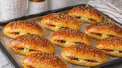 Sandviç Poğaça Yaklaşık 12–15 adet sandviç Hamur için: 1 su