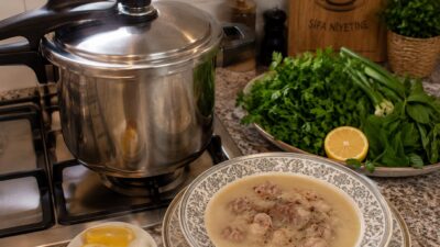 Düdüklü Tencerede Paça Çorbası Düdüklü Tencerede Paça Çorbası (6 Kişilik) Malzemeler 1 kg temizlenmiş