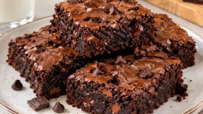 Bol Çikolatalı Browni Tarifi Bol Çikolatalı Browni Tarifi Çikolata severlerin vazgeçemeyeceği bol çikolatalı brownie
