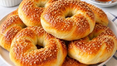 Pofuduk Simit Poğaça Tarifi Pofuduk Simit Poğaça Tarifi Kahvaltı sofralarının, çay saatlerinin ve misafir